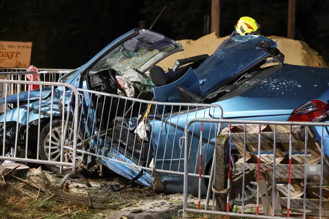 Das Unfallauto wurde bei dem Crash massiv beschädigt. | Foto: laumat/Matthias Lauber/Matthias