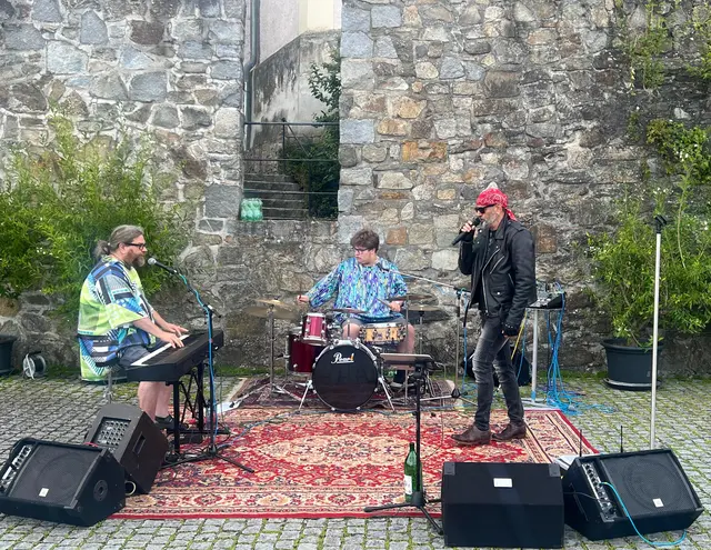 "Ostbahn Trio", v.l.n.r. Klaus Bergmaier (Klavier, Keyboard Bass, 2. Stimme), Paul Bergmaier (Schlagzeug, 2. Stimme), Martin Freudenschuss (Leadgesang, Conference). | Foto: Andreas Brunnflicker