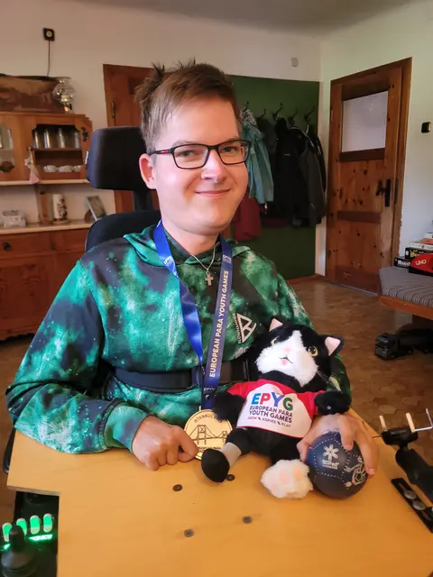 Wieder daheim mit der Silbermedaille und dem Maskottchen: Christian Schimpl in Waldneukirchen | Foto: Ulbrich