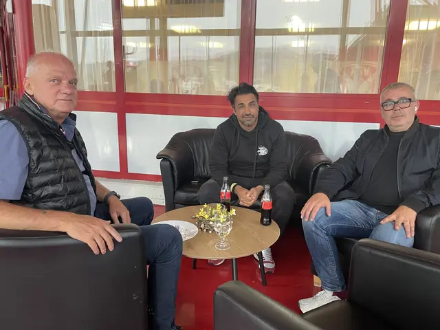 Ex-KSV-Trainer Ismail Atalan (Mitte) und Carlos Leal (re.) mit KSV-Präsident Erwin Fuchs zu Gast im Alpenstadion. | Foto: Gaube