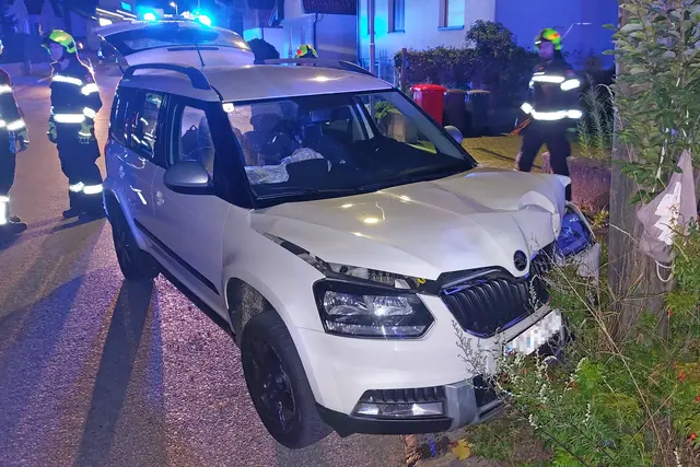 Der PKW kollidierte mit einem Baum