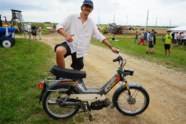Der stolze Besitzer eines Puch Maxi, Bj. 1982 | Foto: Andrea Glatzer