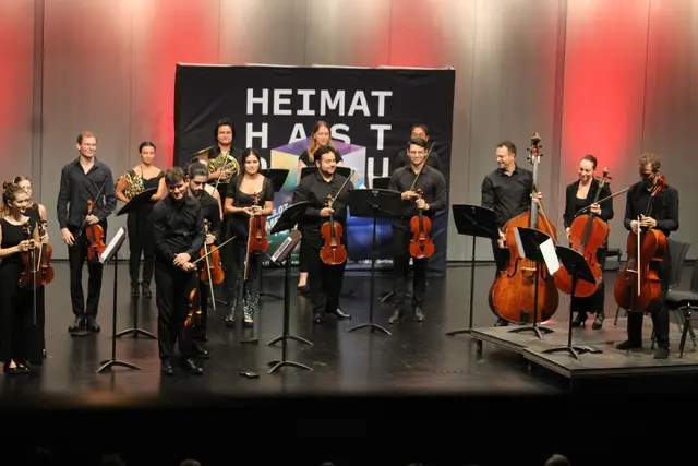 Das Oberton+ Orchester war mit 16 Musikerinnen und Musikern auf der Bühne des Frank Stronach Saal Weiz. | Foto: MeinBezirk/Hofmüller