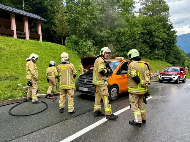 Die Feuerwehr konnte die Rauchentwicklung stoppen und die Unfallstelle säubern. | Foto: ZOOM.Tirol