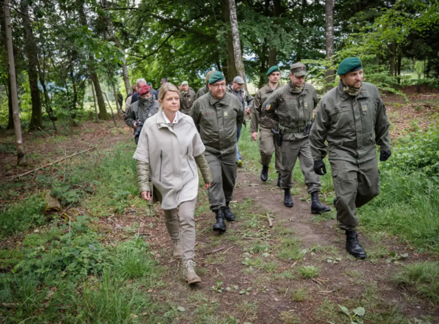 Die Lebensumstände der Soldatinnen und Soldaten in manchen Kasernen sei erschreckend. Klaudia Tanner machte sich bereits früher ein Bild des Ausmaßes.  | Foto: Peter Lechner