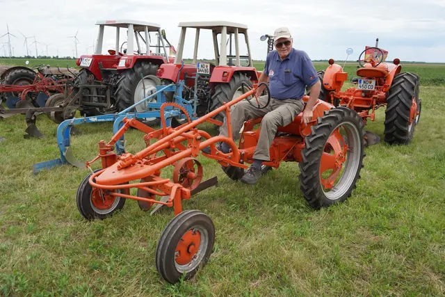 Ein amerikanischer Allis Chalmers mit Vorderpflug  | Foto: Andrea Glatzer