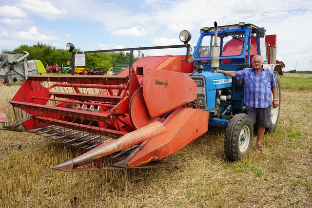 Walter Himmler aus Weiden am See und Mähdrescher mit Anbautraktor Ford  | Foto: Andrea Glatzer