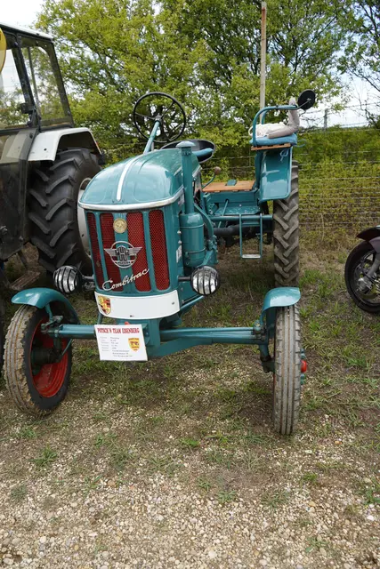 Ein Vers von Damals: Drei Kilo Eisen, drei Kilo Lack und fertig ist der Hanomag (Traktor). Ein tolles Gefährt | Foto: Andrea Glatzer