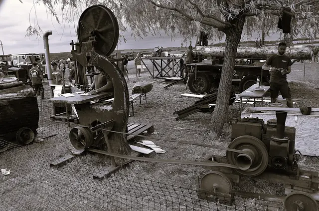 Bandsäge mit Riemenantrieb.