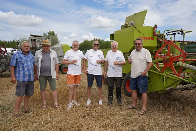 Walter Himmler (l)Organisator des Feldtages in Weiden am See. Besucher wie Dr. Günter Spindler, Dr. Wolfdieter Skodler, Mag. Martin Miletich u.a. ließen sich das Oldtimer-Treffen am Feldtag nicht entgehen | Foto: Andrea Glatzer