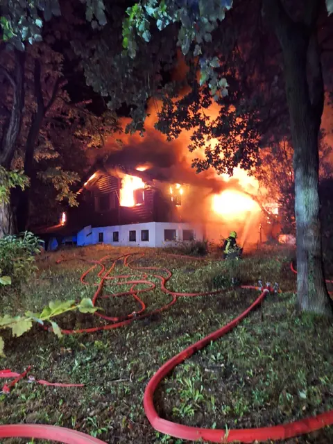 In der Nacht auf Samstag stand ein leerstehendes Gebäude in Vollbrand. | Foto: FF Ebergassing