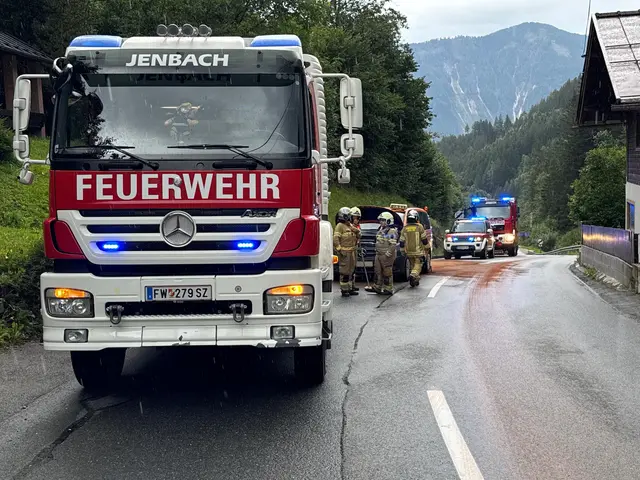 Für die ausgelaufenen Betriebsmittel kam Bindemittel zum Einsatz. | Foto: ZOOM.Tirol