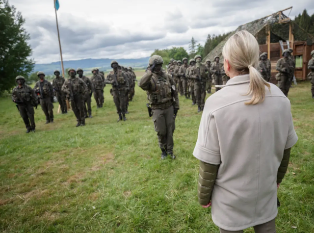 Die Lebensumstände der Soldatinnen und Soldaten in manchen Kasernen sei erschreckend. Klaudia Tanner machte sich bereits früher ein Bild des Ausmaßes.  | Foto: Peter Lechner