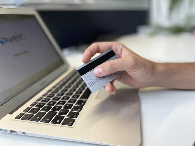 Das Ehepaar händigte den Tätern ihre Bankomatkarten aus, nachdem diese die Kontrolle über ihr Notebook erlangt hatten. | Foto: BRS (Symbolbild)