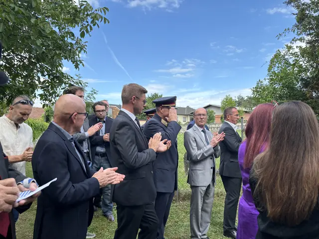 Mit einer Kranzniederlegung und bewegenden Worten gedachten die Anwesenden am Friedhof in Lackenbach den Opfern des Holocaust. | Foto: Rosenberger