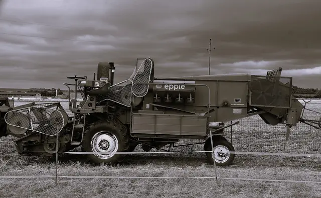 Alter Mähdrescher. Da wurde die Frucht noch in Säcke abgefüllt.