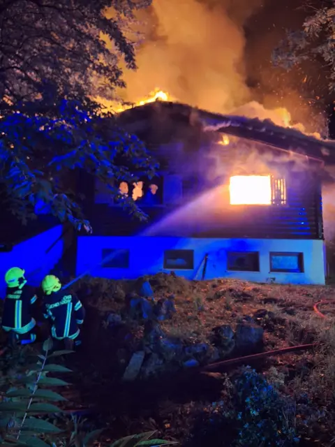 Aufgrund des fortgeschrittenen Brandverlaufes musste die Personensuche auf den Keller beschränkt werden - ein weiterer Innenangriff war nicht mehr möglich. | Foto: FF Ebergassing