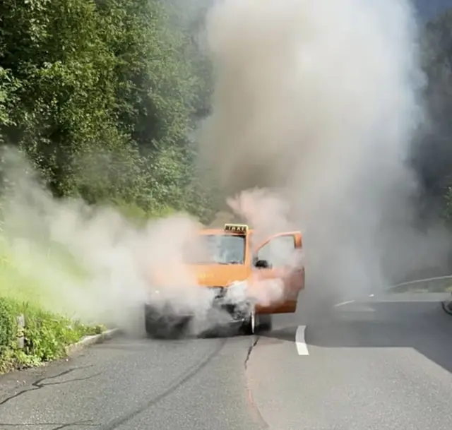 Auf der Jenbacher Straße geriet ein Taxifahrzeug in Brand. | Foto: ZOOM.Tirol