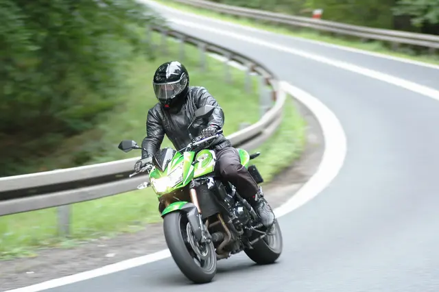 Ein Motorradfahrer verlor am Freitagabend in einer Kurve die Kontrolle über sein Fahrzeug und stürzte einen Abhang hinunter. (Symbolfoto) | Foto: stock.adobe.com/at/pawczar