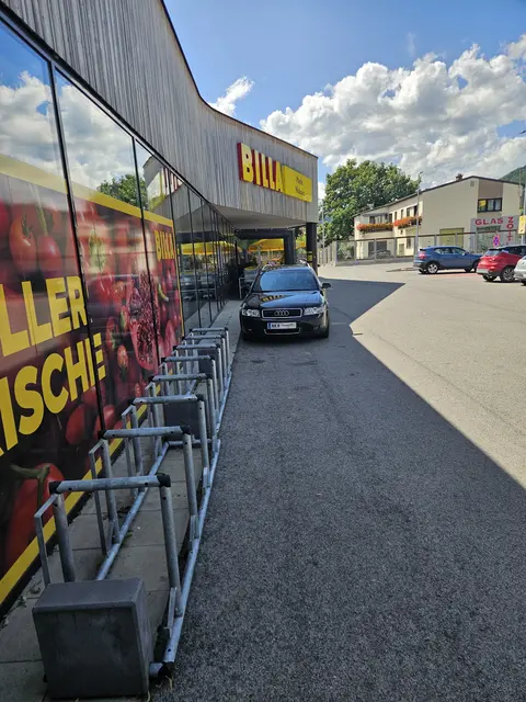 Kunstparker vorm Supermarkt. | Foto: Name d. Fotografen d. Red. bekannt