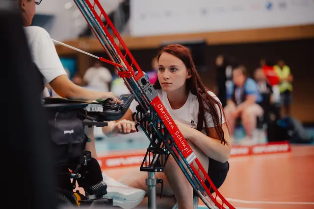 Christian gibt Anweisungen, wie der Boccia-Ball in der Rinne durch Assistentin Christine platziert werden muss. | Foto: ÖPC/GEPA pictures