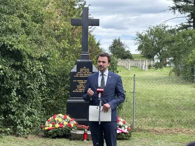 Zum Holocaust-Gedenktag für Gedenken an Roma und Romnja, Sinti und Sintizze gedachten Teilnehmerinnen und Teilnehmer in Lackenbach den über 4.000 Ermordeten vom 2. und 3. August 1944. | Foto: Rosenberger