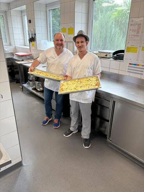 St. Florians Bürgermeister Bernd Schützeneder (l.) und Koch Felix Laher. | Foto: Schützeneder