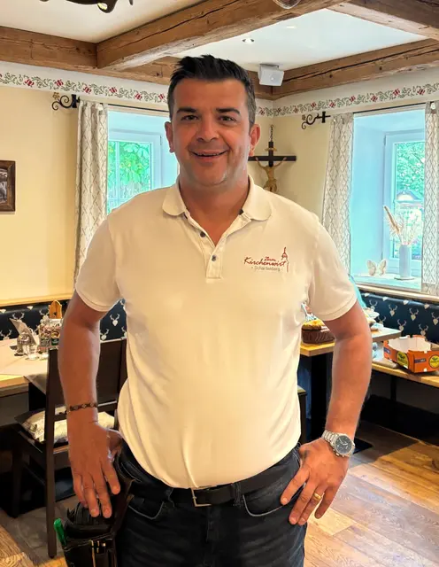 Schardenbergs Kirchenwirt Roberto Hofbauer-Cosic sieht das Schlechtwetter relativ gelassen. | Foto: Franz Gruber