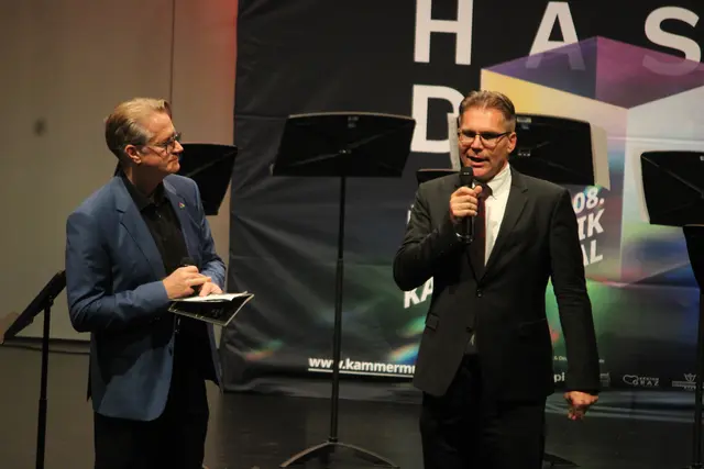Hermann Mauritsch (l.) und Holger Hütter sprachen einführende Worte vorm Konzert. | Foto: MeinBezirk/Hofmüller