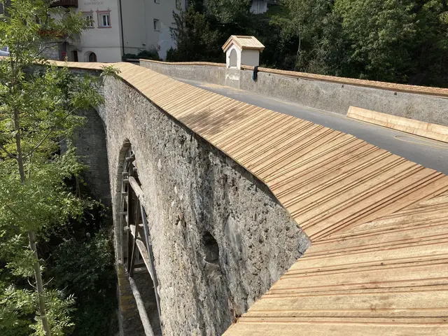Die historische Römerbrücke in Grins ist nur eines der Bauwerke die überprüft werden müssen. | Foto: Land Tirol/Enk