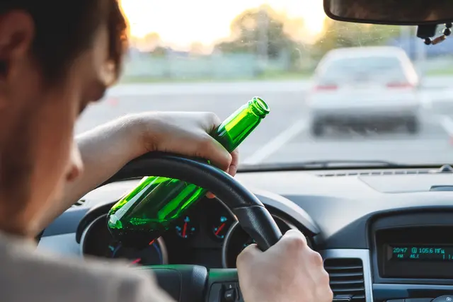Ein 47-Jähriger fuhr am Samstag alkoholisiert in eine Bushaltestelle und schlief später im beschädigten Fahrzeug ein. (Symbolfoto) | Foto: stock.adobe.com/at/perfectlab