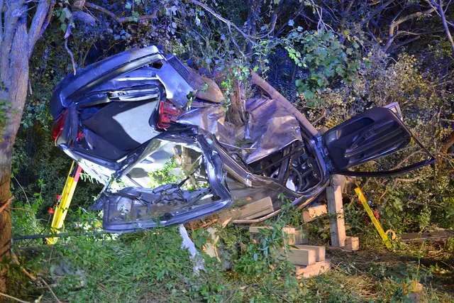 Trotz schwerer Verletzungen dürften die Fahrzeuginsassen Glück im Unglück gehabt zu haben. | Foto: BFK WT/St. Mayer