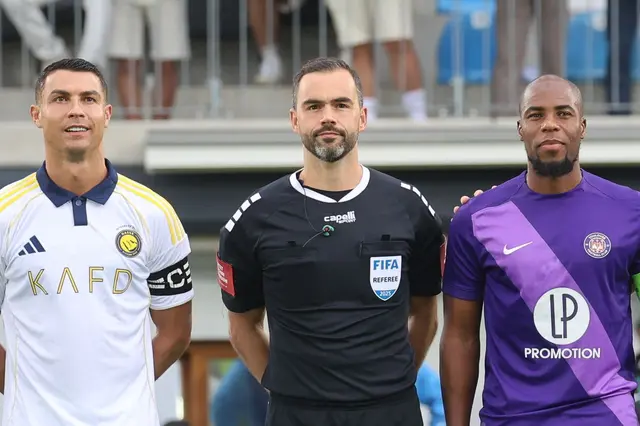 Superstar Christiano Ronaldo und der Innviertler Schiedsrichter Stefan Ebner  vor dem Testspiel in Grödig.  | Foto: Daniel Scharinger