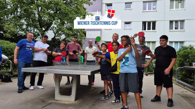 Teilnehmer:innen, Zuschauer und das wohnpartner Team Brigittenau versammelt rund um den Tischtennistisch beim Wiener Tischtennis Cup im Gemeindebau Brigittenauer Lände. | Foto: Tischtennis Hobby Wien
