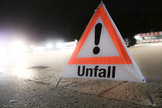 Auf der A2 prallte am Samstagmorgen ein 51-Jähriger alkoholisiert in eine Betonleitwand. (Symbolfoto) | Foto: stock.adobe.com/at/TOPIC