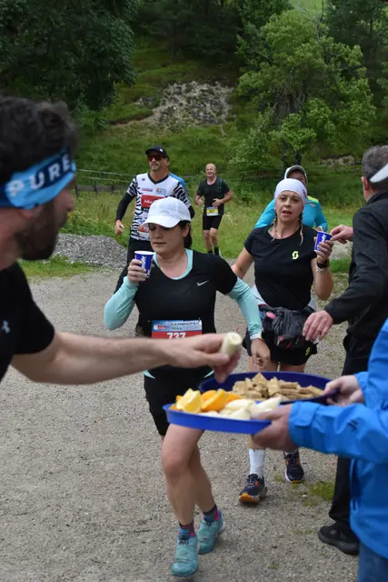An den Labestationen, hier beim Ganghofer-Museum, gab es neben allerlei Flüssigem auch Bananen und Schnitten.