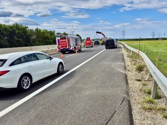 Die beiden Fahrzeuge mussten von der Feuerwehr geborgen werden. | Foto: Thomas Lenger/Monatsrevue