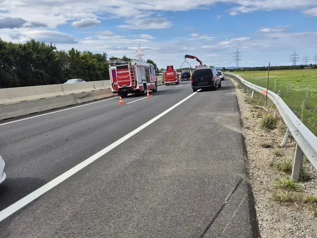 Verkehrsteilnehmer wurden während der Arbeiten kurzzeitig umgeleitet. | Foto: Thomas Lenger/Monatsrevue
