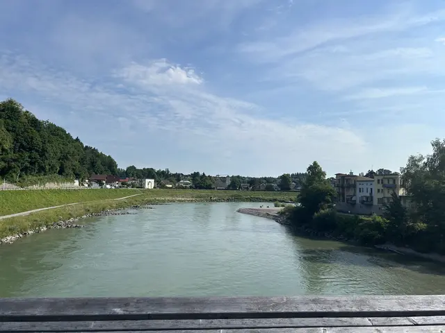 Blick vom Steg Richtung Oberndorf, Bild
von Anfang Juli 2025  | Foto: Schweighofer Elisabeth 