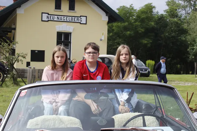 Alissa, Aslan und Alina genossen die Fahrt im Ford Mustang | Foto: Walter Kellner
