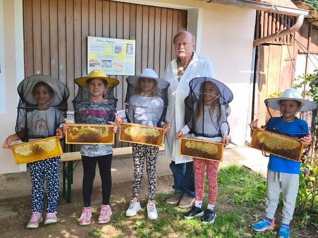 Johann Pilz, Obmann des Bienenzuchtvereins Neuhaus am Klausenbach, brachte den Kindern die Welt der Bienen näher.
