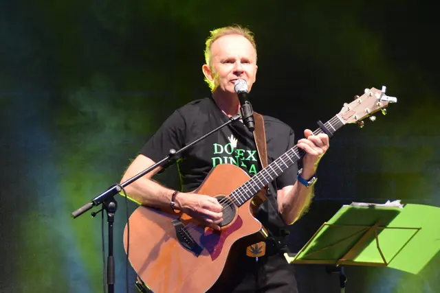 Willy Astor, ein begnadeter Wort-Akrobat und Musiker, füllte den Dorfplatz in Henndorf mit viel Gelächter.  | Foto: Elisabeth Kloiber