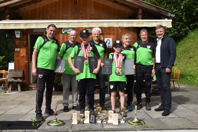Die Nachwuchstalente Fabian Stöckholzer und Matteo Kolland mit Bgm. Johannes Strobl und Vereinsmitgliedern. | Foto: Kendlbacher