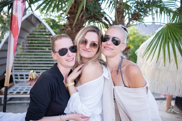 Esther, Kathi, und Dorina posierten unter Palmen | Foto: Laura/Thomas Fischer