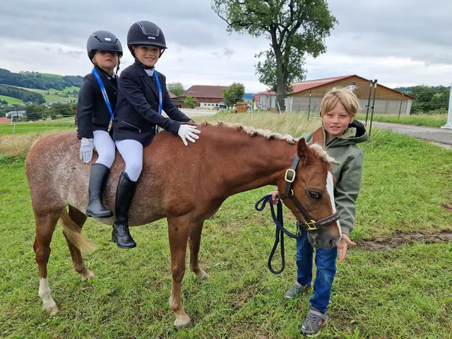 Magdalena Himsel (hinten) und Marie Mittermayr (vorne) nahmen erfolgreich am Turnier teil. Während sie tatkräftig von Maximilian unterstützt wurden.  | Foto: Anita Buchriegler