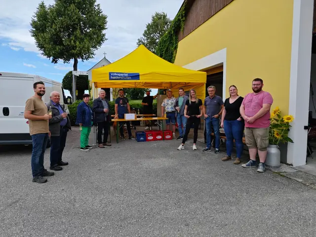 Links Bürgermeister Michael Strasser mit seinen fleißigen Helferinnen und Helfern bei der Grill Tour zu Gast bei Familie Niedermayr. | Foto: ÖVP Haidershofen