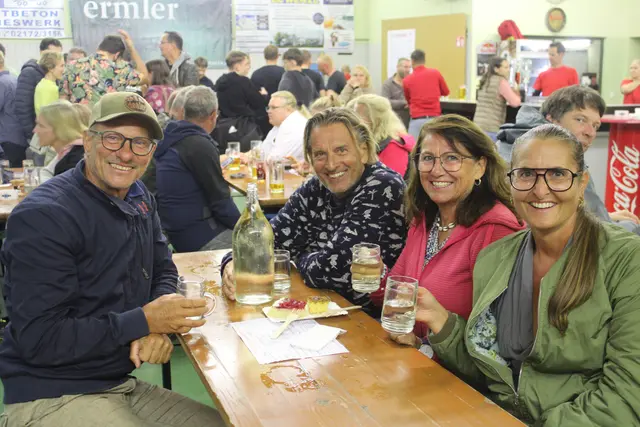 Ein feuchtfröhlicher Abend – drinnen wurde angestoßen, draußen regnete es fast unaufhörlich: So präsentierte sich das Wochenende vom 1. bis 3. August in Podersdorf.
