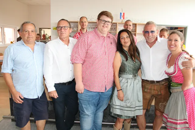 Gerhard "Mona Lisa" Putz, Ortschef Andreas Hoch, Vizebürgermeister und Herrenrunde-Obmann Bernhard Pranz, Gisela und Ernst "Ernesto" Kohl sowie Birgit Gispert. | Foto: Manfred Wlasak