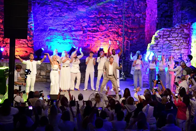 Wenn die Bühne auf Burg Obervoitsberg bebt: Bernhard Brink und alle weiteren Stars mit ihren Fans. | Foto: Stagefoto