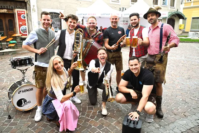 Maria Veronika Radl vom Stadtmarketing, der Fleischer Konrad Pfandl und Gabriel Kogler mit den "Jungfidelen" | Foto: Josef Bodner